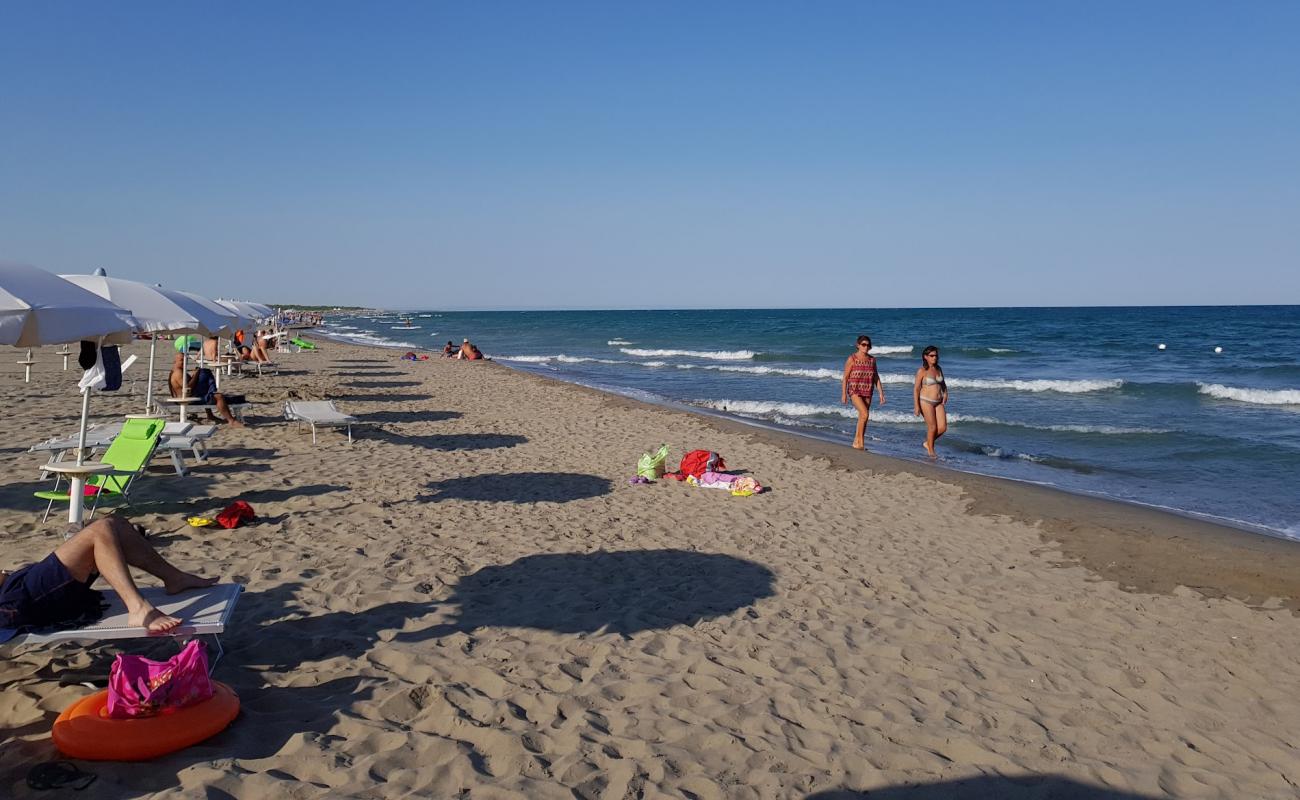 Lido di Scanzano beach'in fotoğrafı kahverengi kum yüzey ile