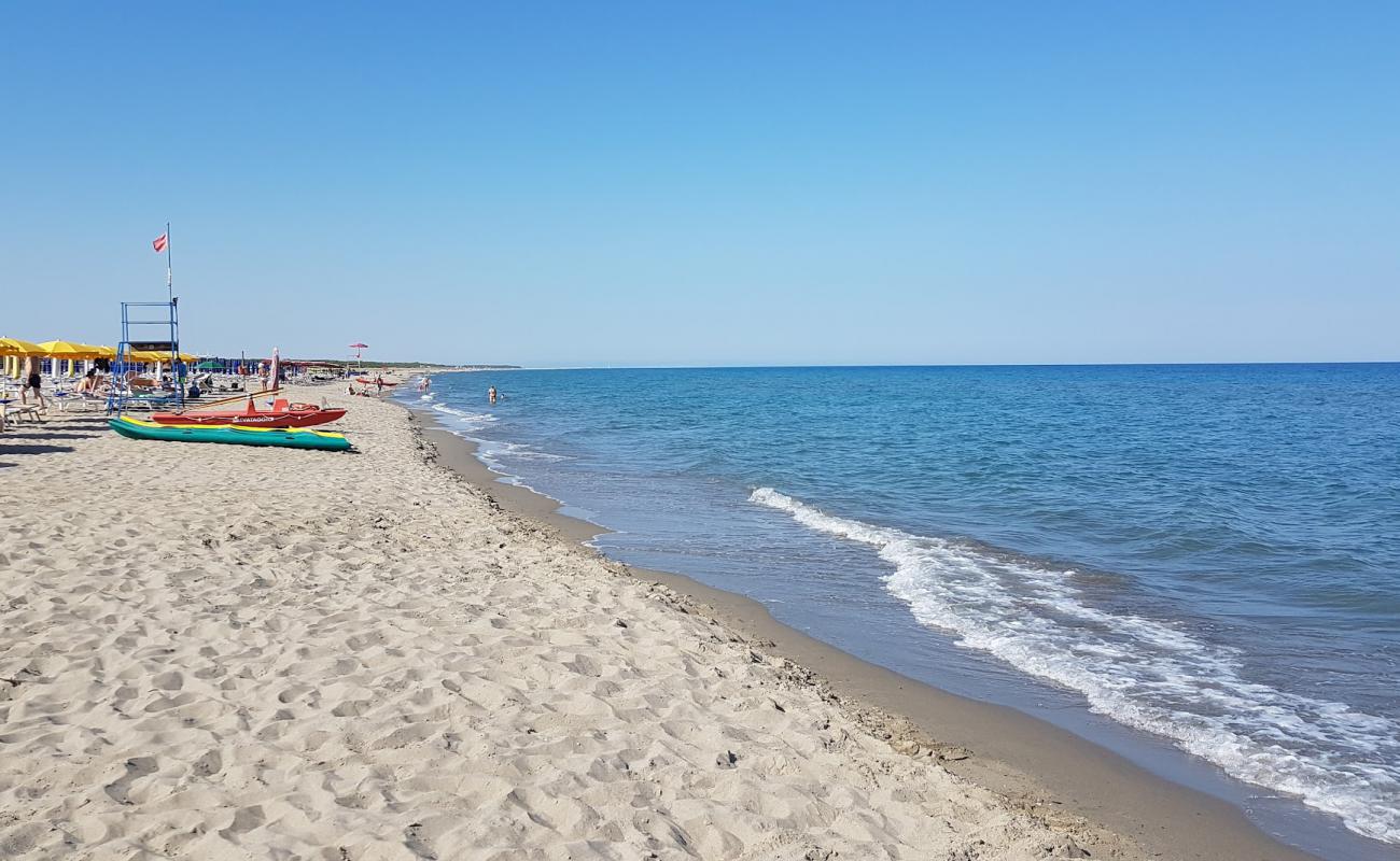 Marina di Pisticci Plajı'in fotoğrafı kahverengi kum yüzey ile