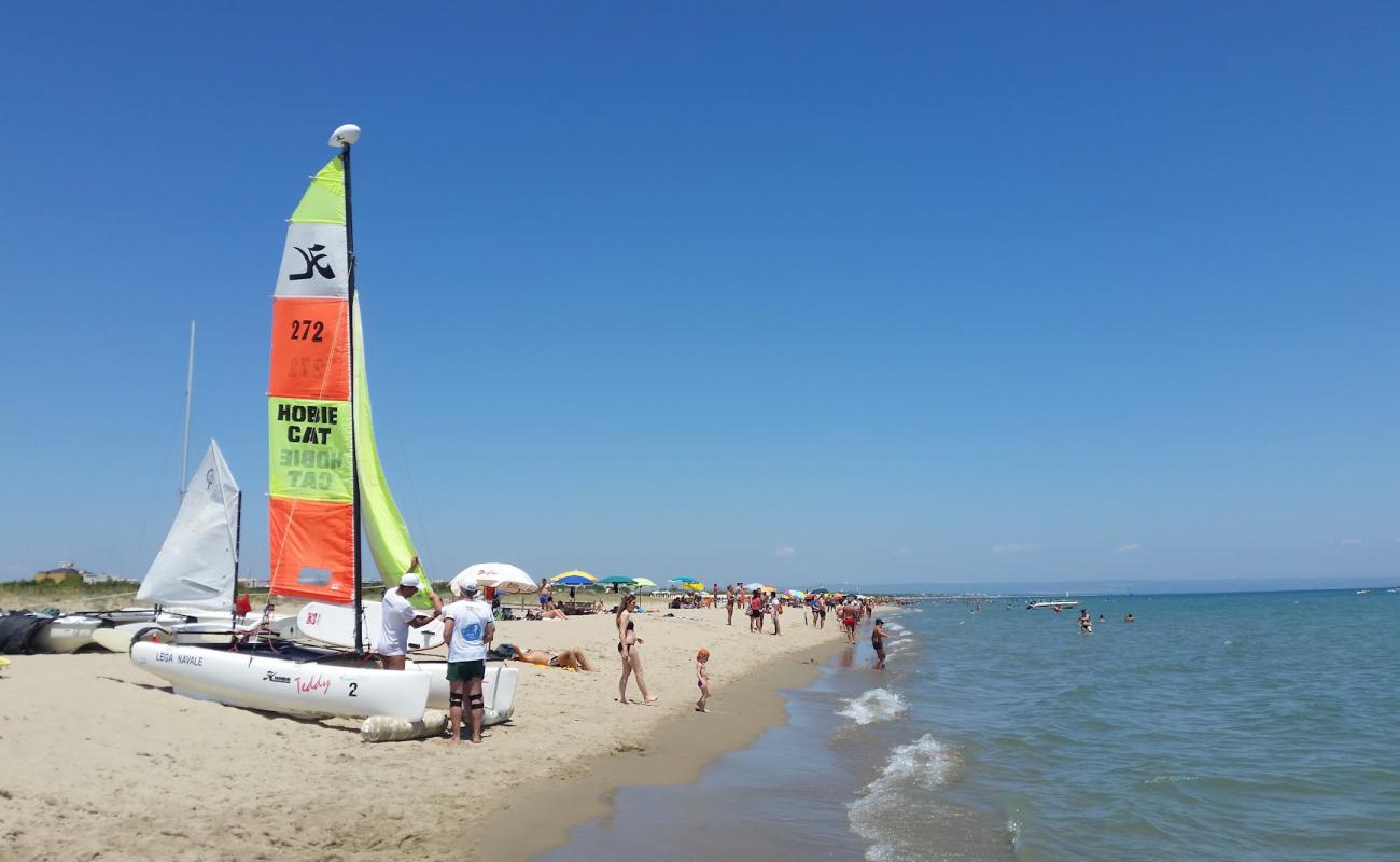 Ginosa Marina Plajı'in fotoğrafı kahverengi kum yüzey ile