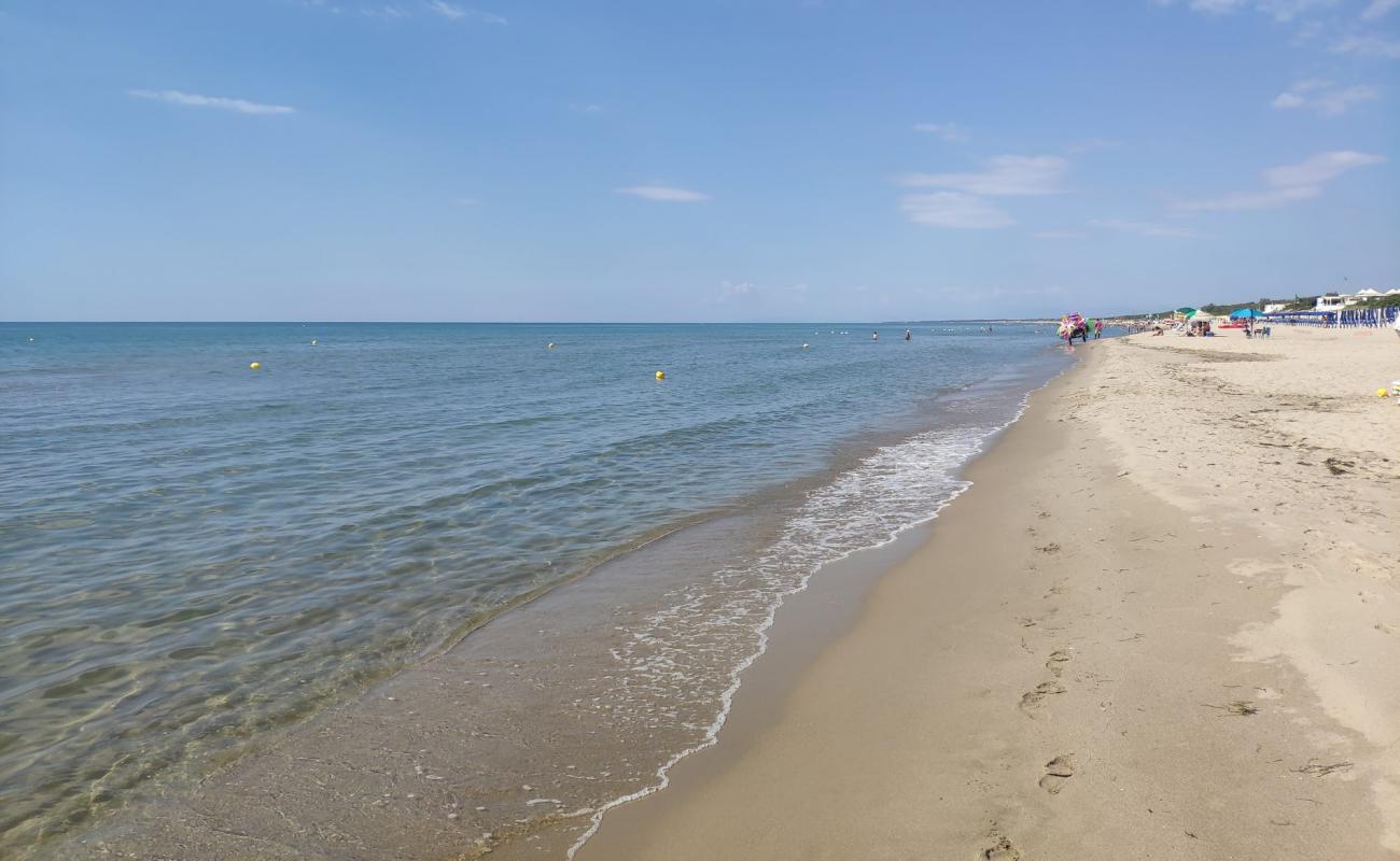 Castellaneta Marina Plajı'in fotoğrafı kahverengi kum yüzey ile