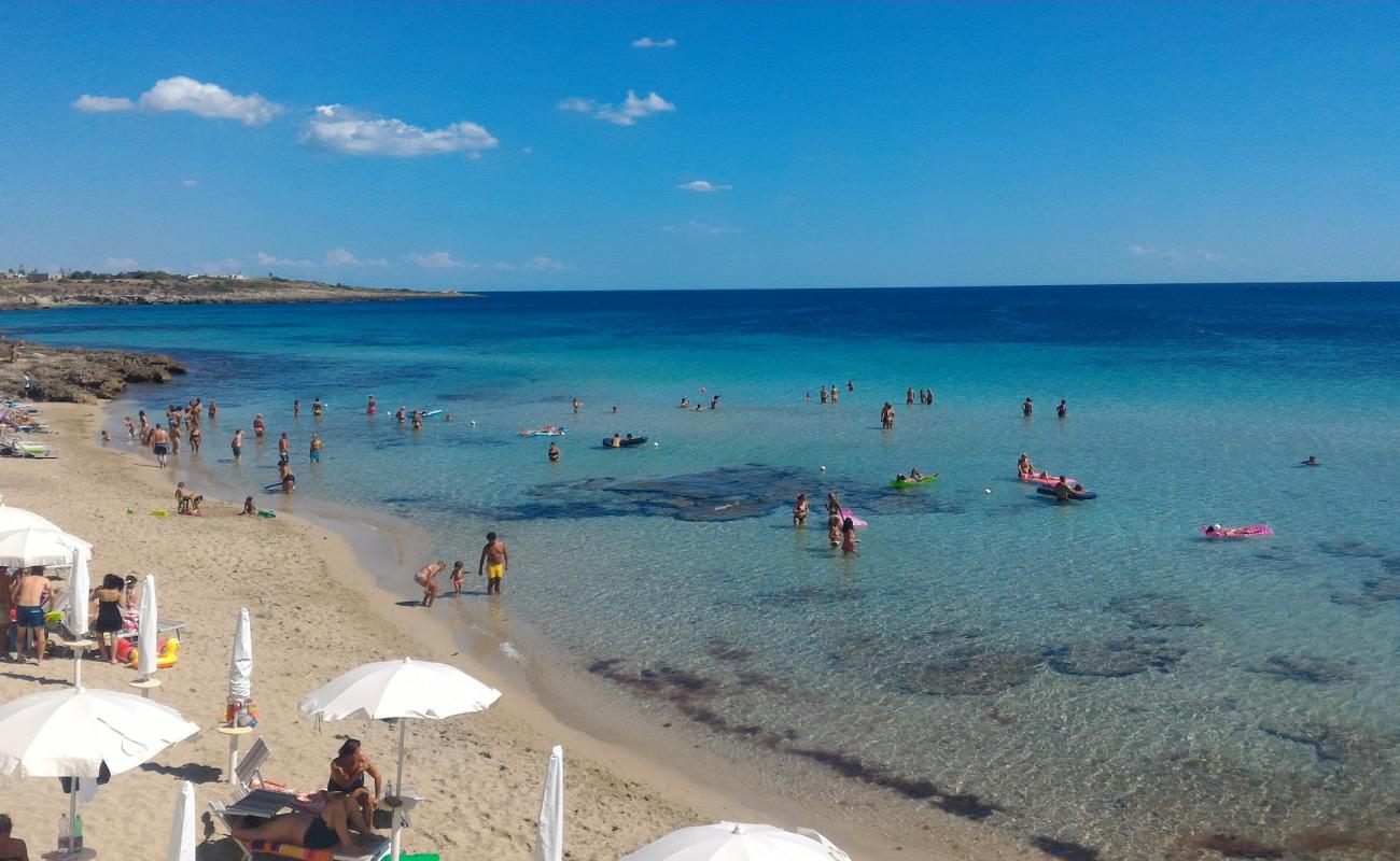 Lido Bruno Plajı'in fotoğrafı kahverengi kum yüzey ile