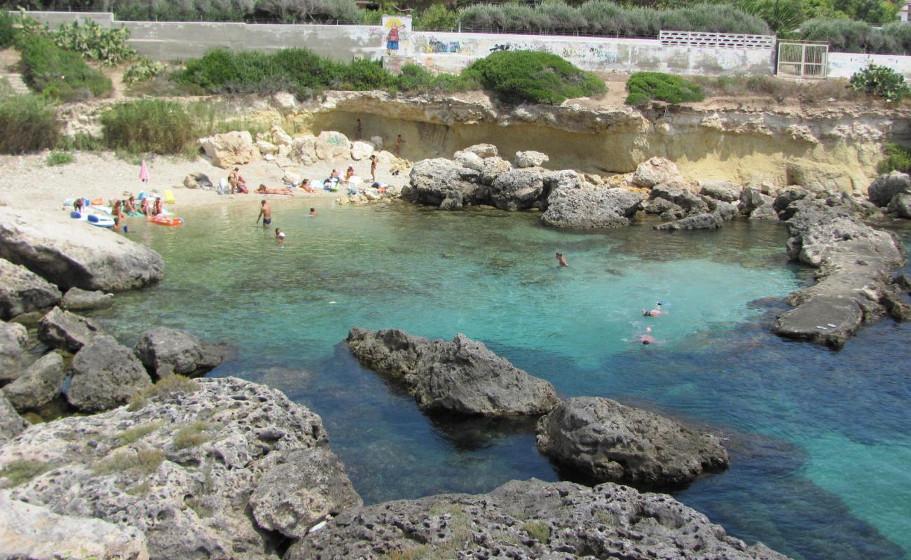Via Bouganville beach'in fotoğrafı kahverengi kum yüzey ile