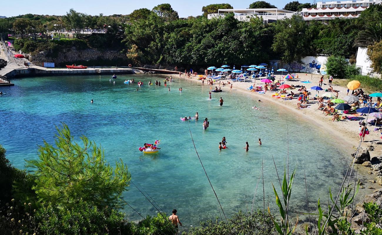 Spiaggia di Porto Cupo'in fotoğrafı kahverengi kum yüzey ile