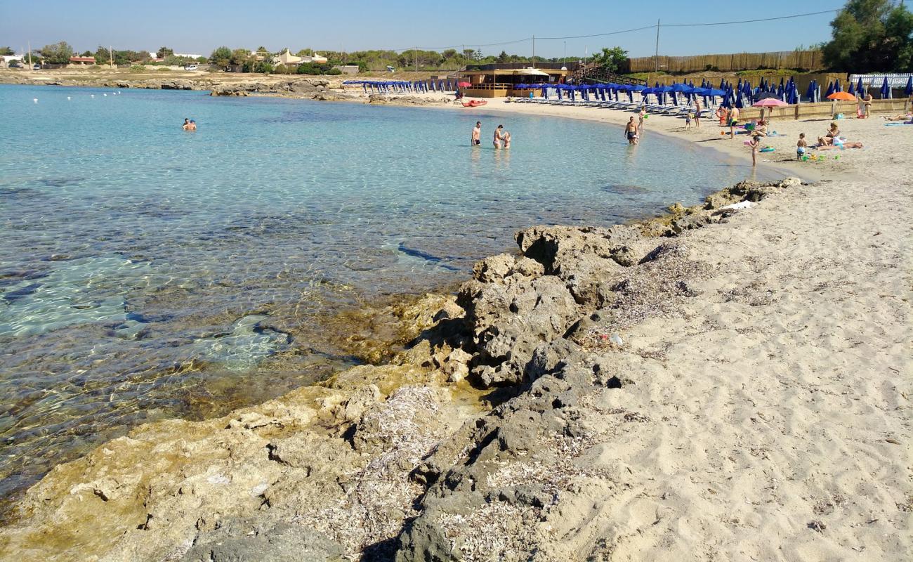 Spiaggia di Lido Checca'in fotoğrafı beyaz kum yüzey ile