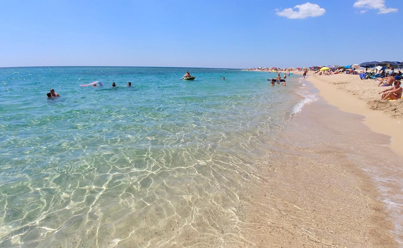 Spiaggia di Borraco'in fotoğrafı bej kabuklu kum yüzey ile