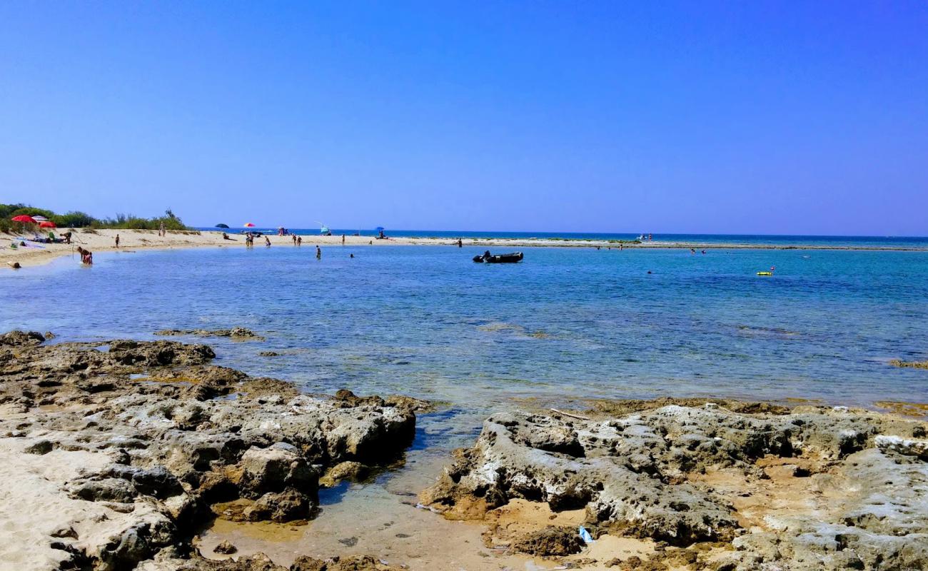 Scoglio il campo beach'in fotoğrafı parlak kum yüzey ile