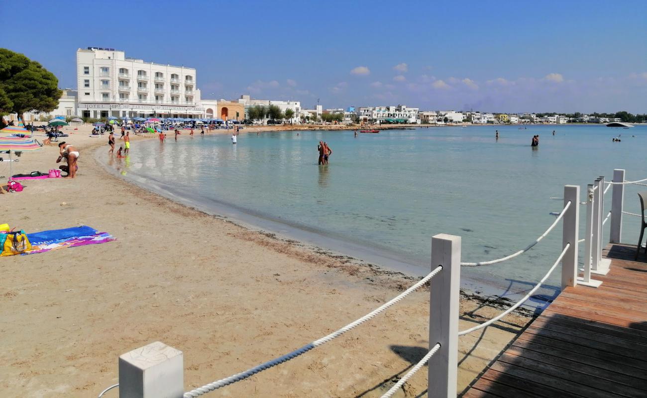 Spiaggia di Porto Cesareo'in fotoğrafı parlak ince kum yüzey ile