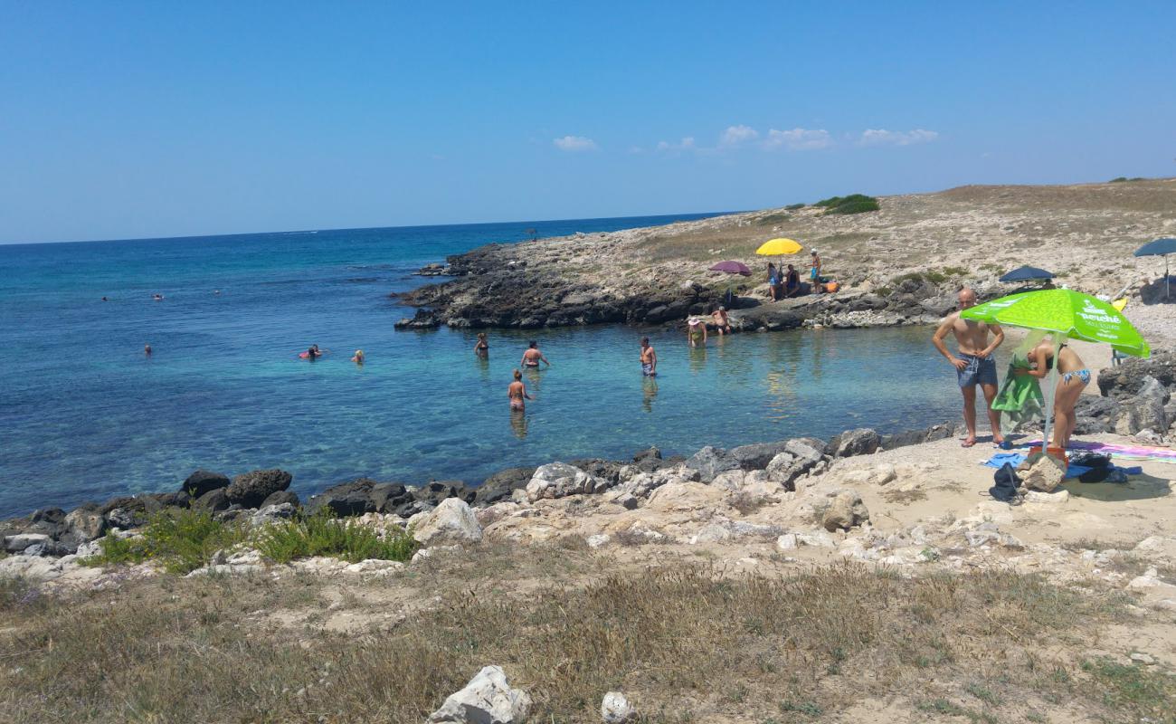 Spiaggia de Calletta delle Sorgenti'in fotoğrafı siyah kum ve çakıllar yüzey ile