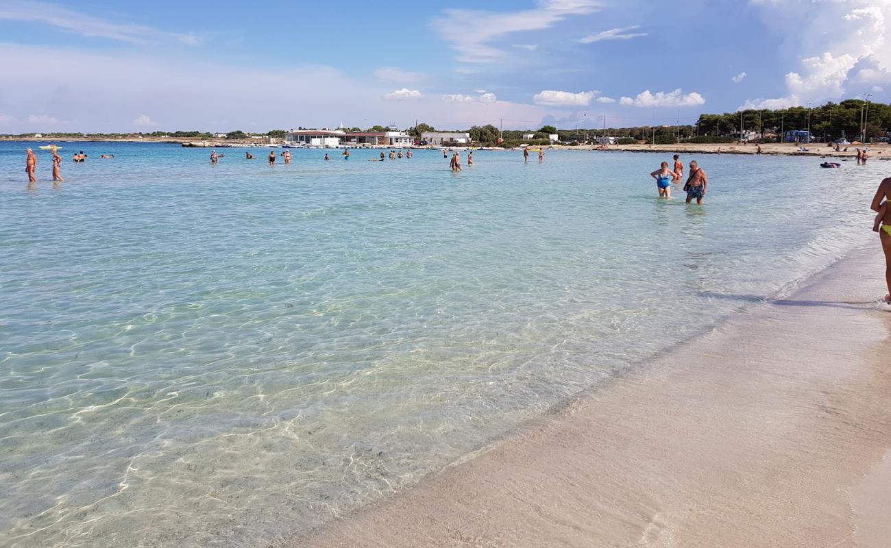 Spiaggia di Sant'Isidoro'in fotoğrafı i̇nce bej kum yüzey ile