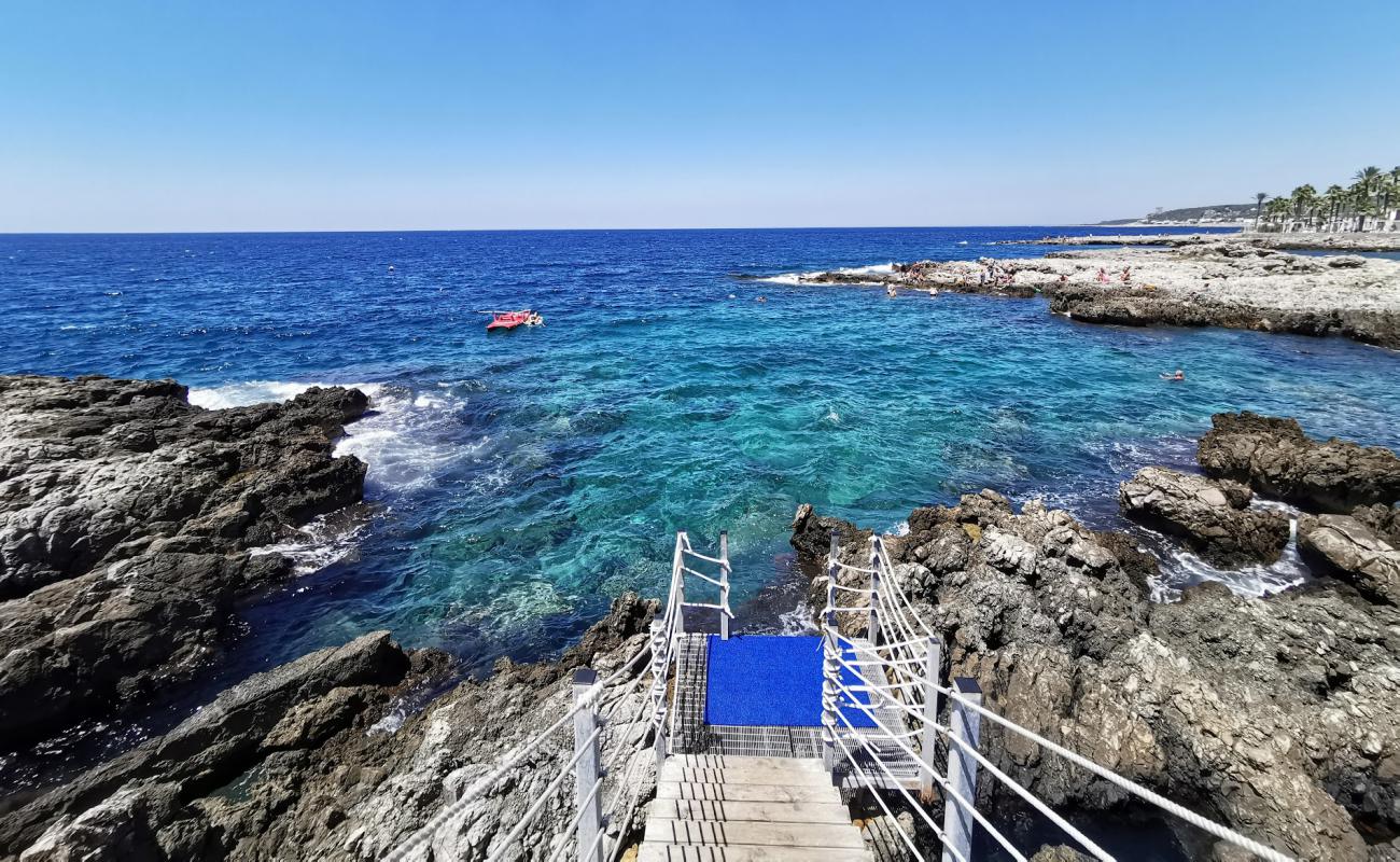 Salsedine Beach'in fotoğrafı beton kaplı yüzey yüzey ile