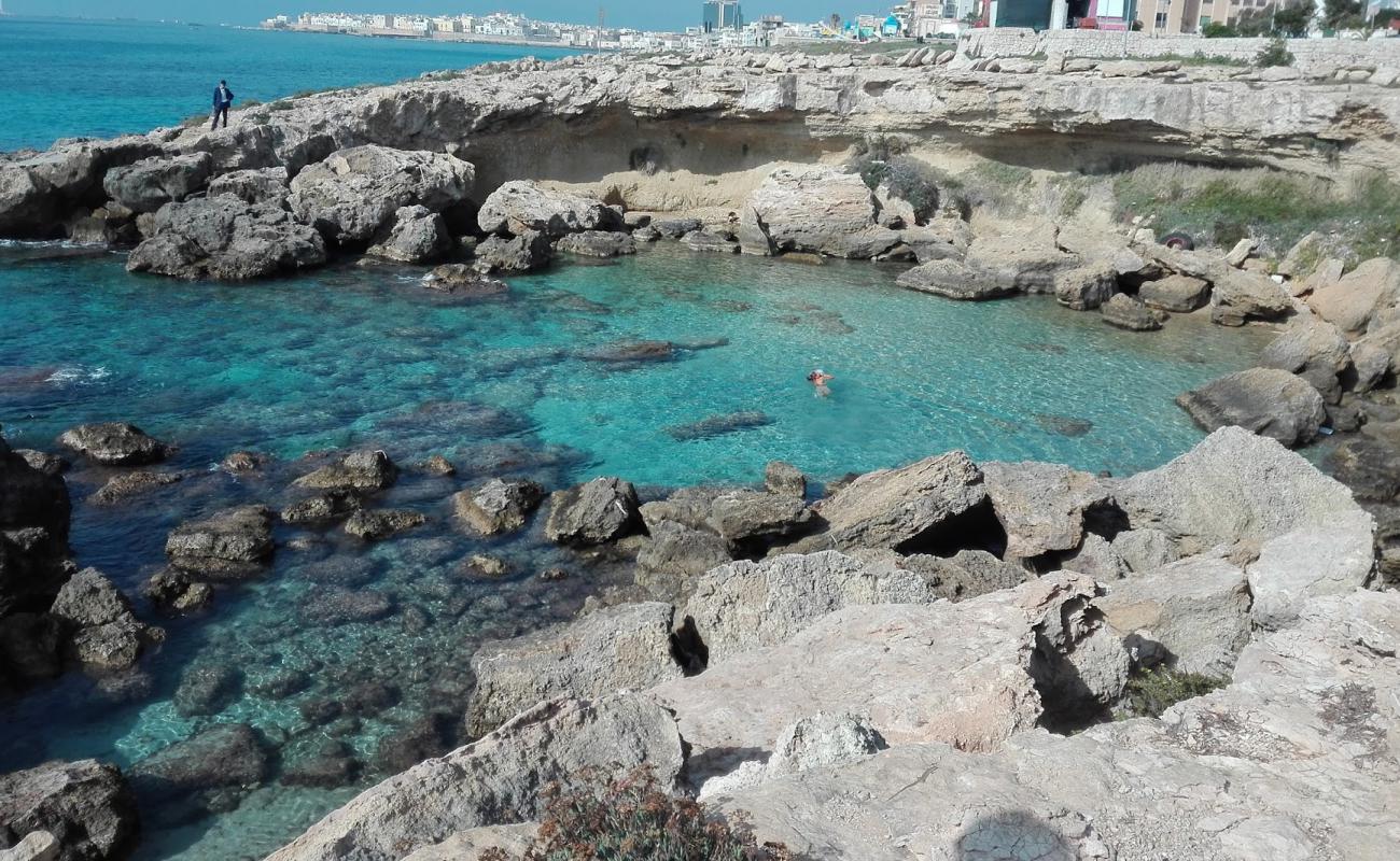 Grotta del Diavolo'in fotoğrafı beton kapak yüzey ile