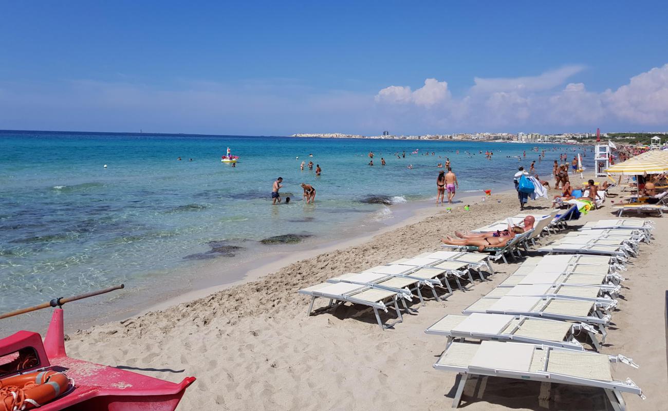 Spiaggia di Baia Verde'in fotoğrafı parlak kum yüzey ile