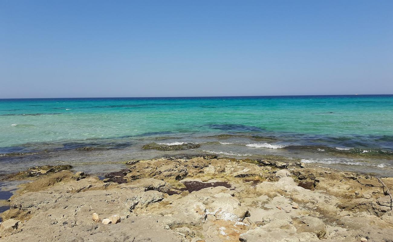 Spiaggia la Sujana'in fotoğrafı bej kum ve kayalar yüzey ile