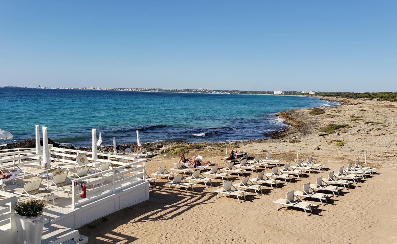 Spiaggia di Punta della Suina'in fotoğrafı beton kapak yüzey ile