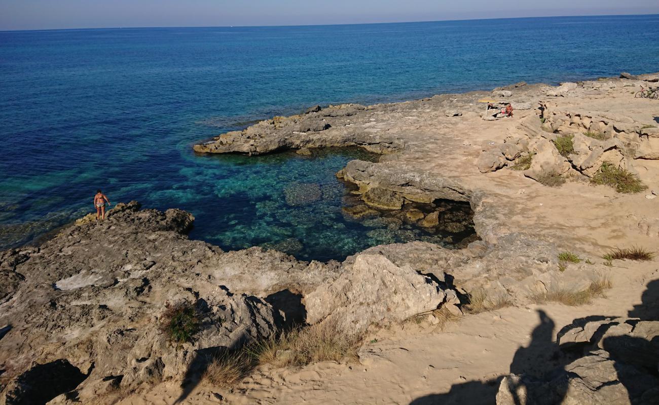 Spiaggia di Posto Li Sorci'in fotoğrafı taşlar yüzey ile