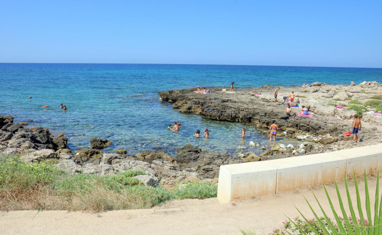 Jinetto Beach'in fotoğrafı rocky shore yüzey ile