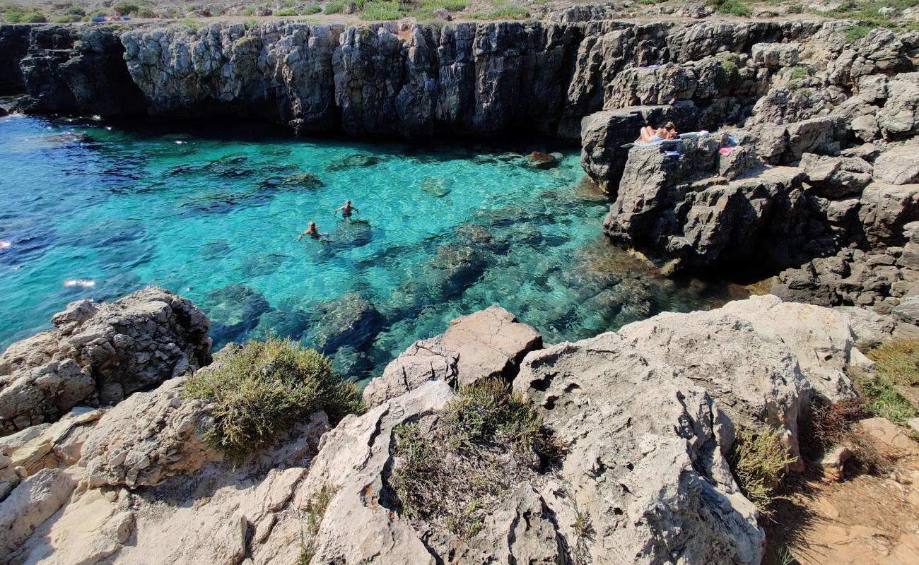 Baia dei Diavoli'in fotoğrafı beton kapak yüzey ile