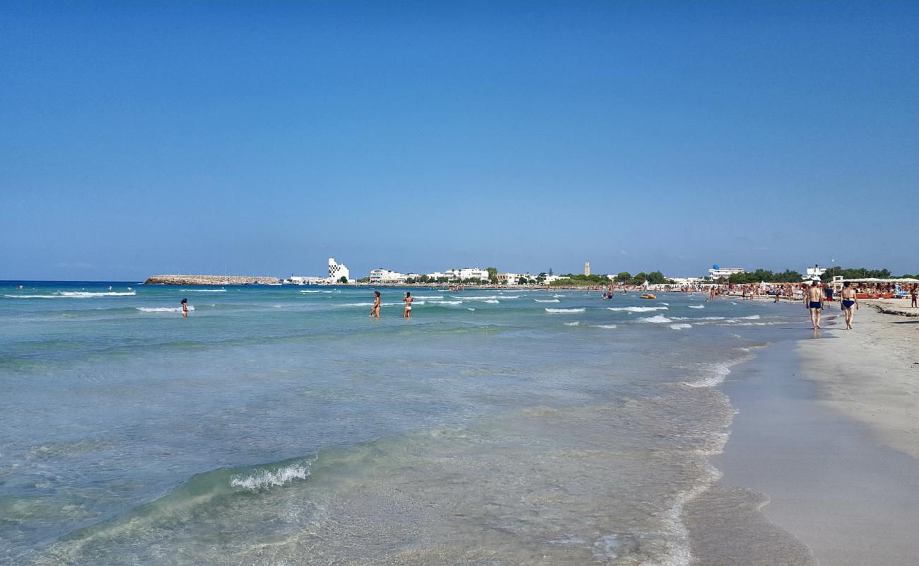 Torre San Giovanni Plajı'in fotoğrafı parlak ince kum yüzey ile