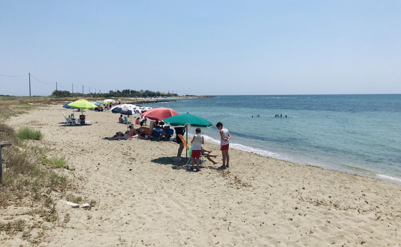 beach of Paduli'in fotoğrafı parlak kum yüzey ile