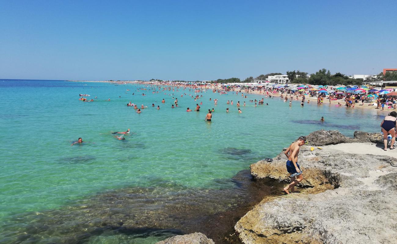 Lido Marini beach'in fotoğrafı parlak ince kum yüzey ile