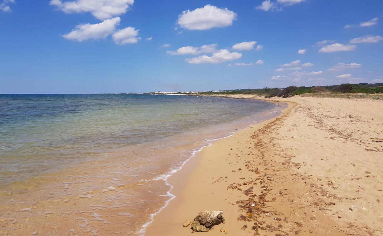 Spiaggia dell'Isola della Fanciulla'in fotoğrafı parlak kum yüzey ile