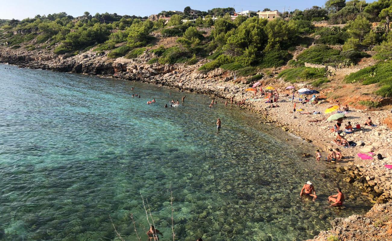 Spiaggia di Marina di San Gregorio'in fotoğrafı taşlar yüzey ile