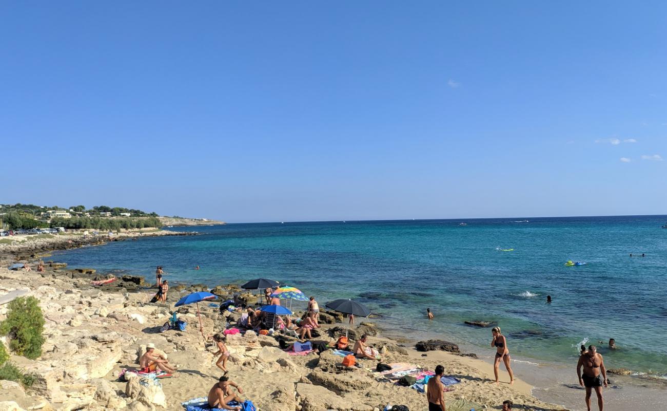 Felloniche Spiaggia'in fotoğrafı parlak kum ve kayalar yüzey ile