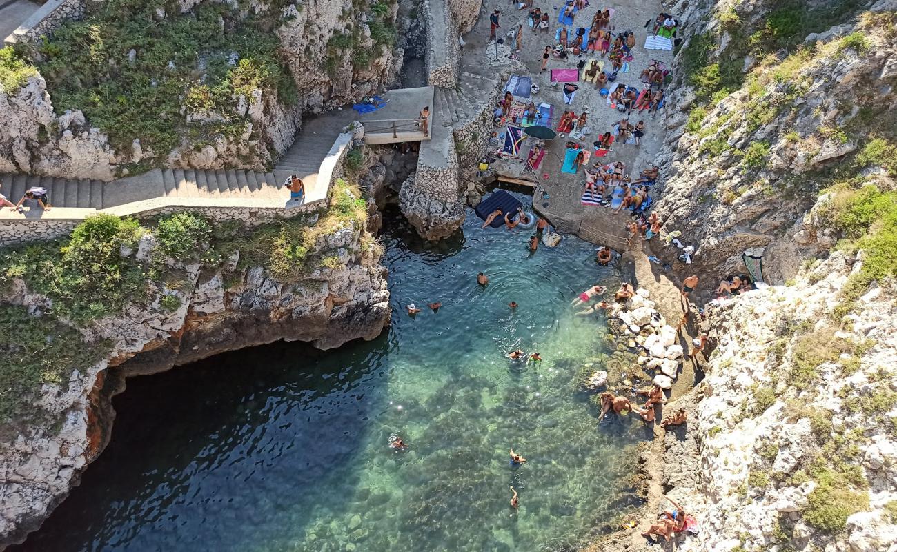 Baia del Ciolo'in fotoğrafı parlak kum ve kayalar yüzey ile