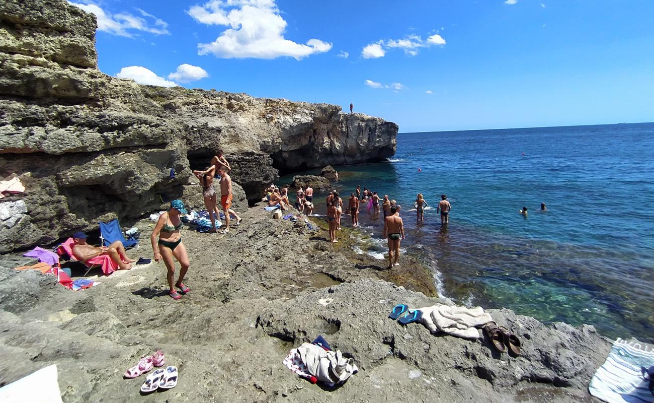 Spiaggia della Grotta Verde'in fotoğrafı taşlar yüzey ile