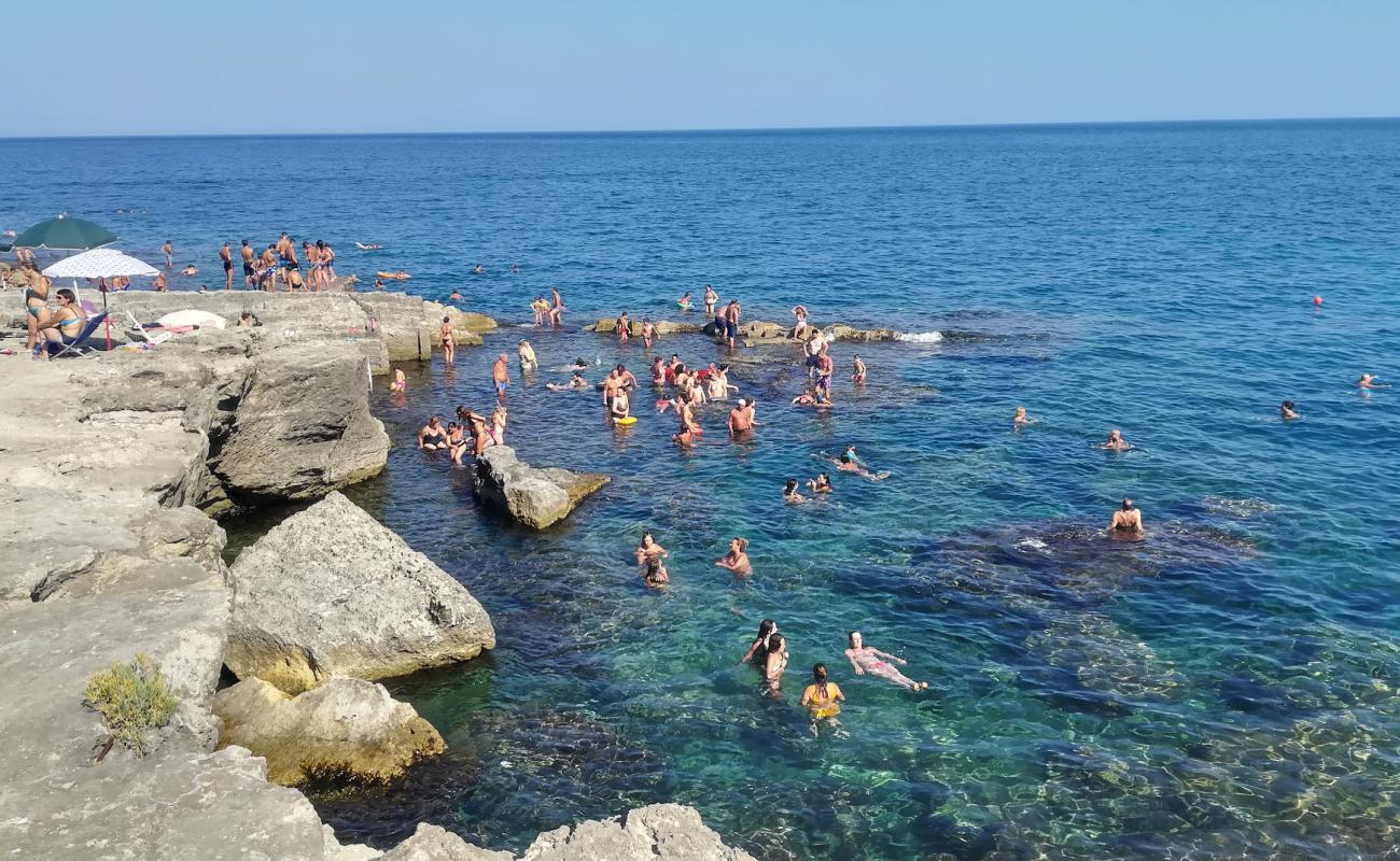 Spiaggia della Botte'in fotoğrafı beton kapak yüzey ile