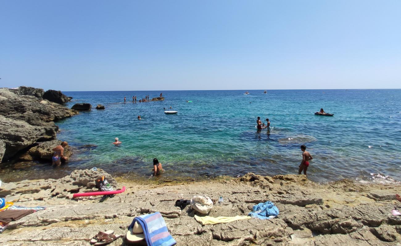 Spiaggia di Chianca Liscia'in fotoğrafı taşlar yüzey ile