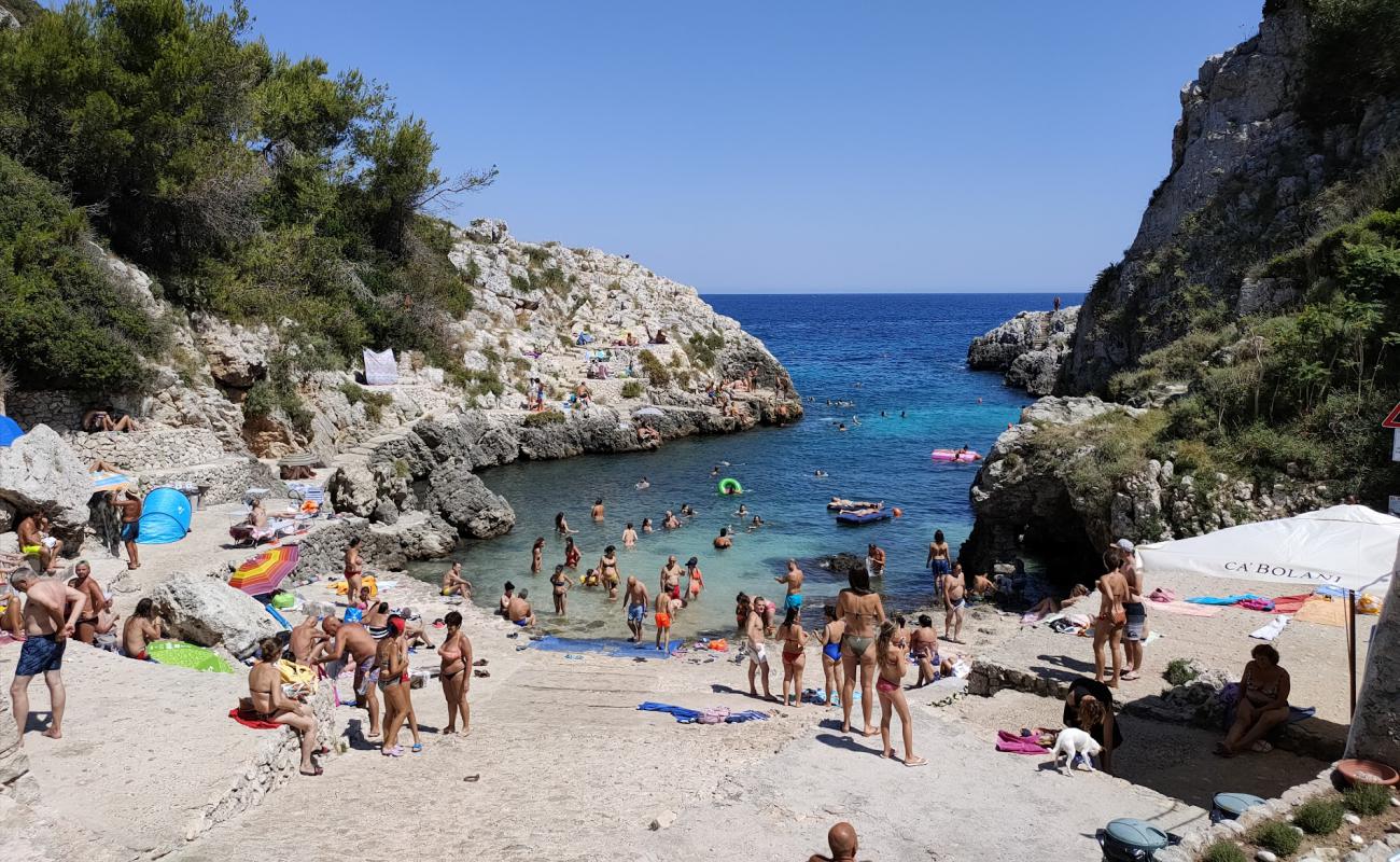 Cala dell'Acquaviva'in fotoğrafı taşlar yüzey ile