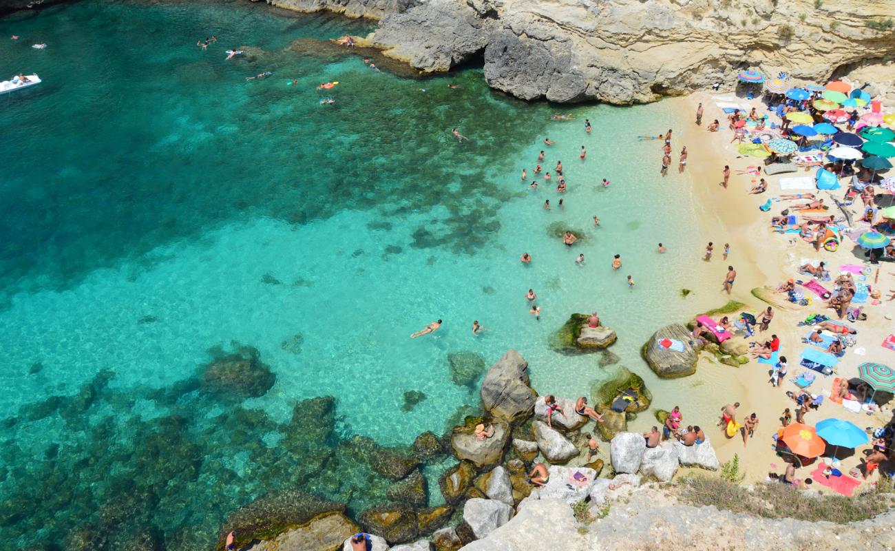 Spiaggia di Porto Miggiano'in fotoğrafı parlak ince kum yüzey ile