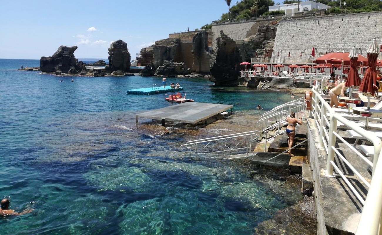 Bagno Marino Archi'in fotoğrafı rocky shore yüzey ile