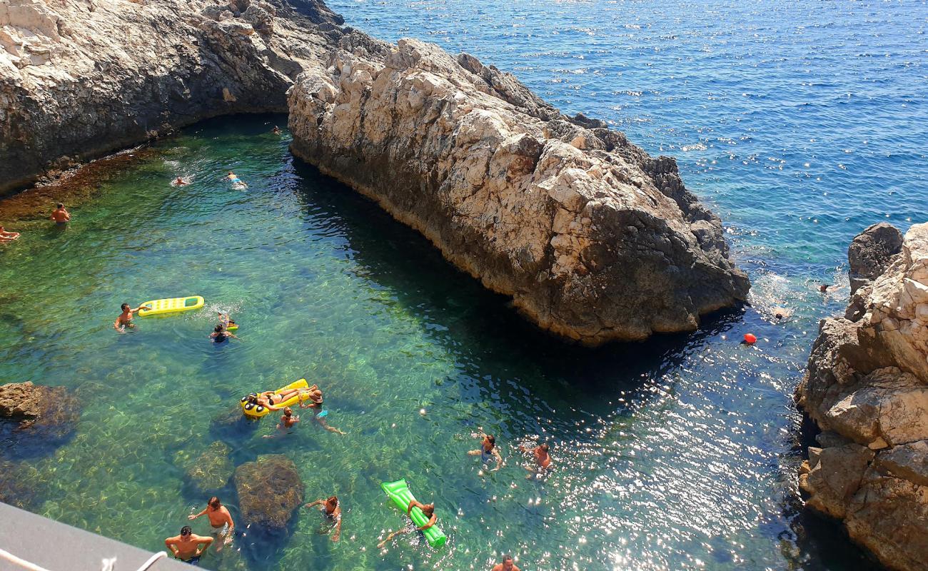 Grotta Gattulla beach'in fotoğrafı beton kapak yüzey ile