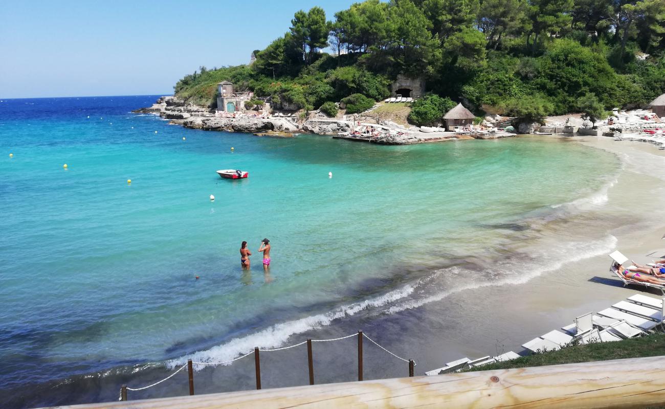 Santo Stefano Bay'in fotoğrafı parlak kum yüzey ile