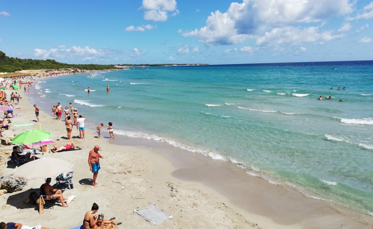 Spiaggia Baia dei Turchi'in fotoğrafı parlak kum yüzey ile