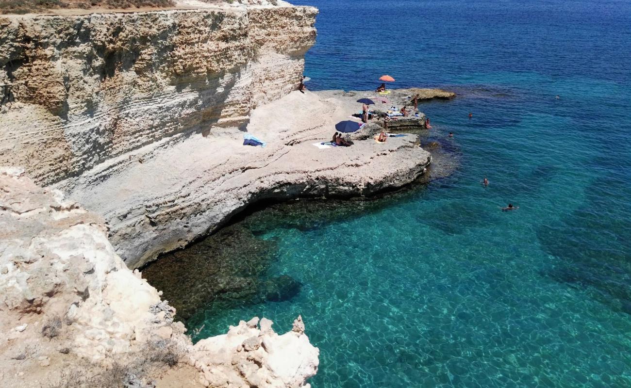 Spiaggia Torre Sant'Andrea'in fotoğrafı taşlar yüzey ile