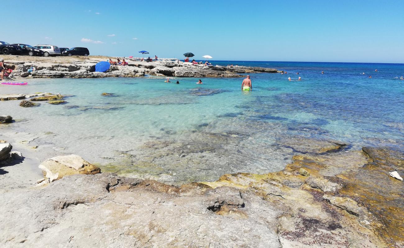Spiaggia San Foca'in fotoğrafı açık bej kum yüzey ile