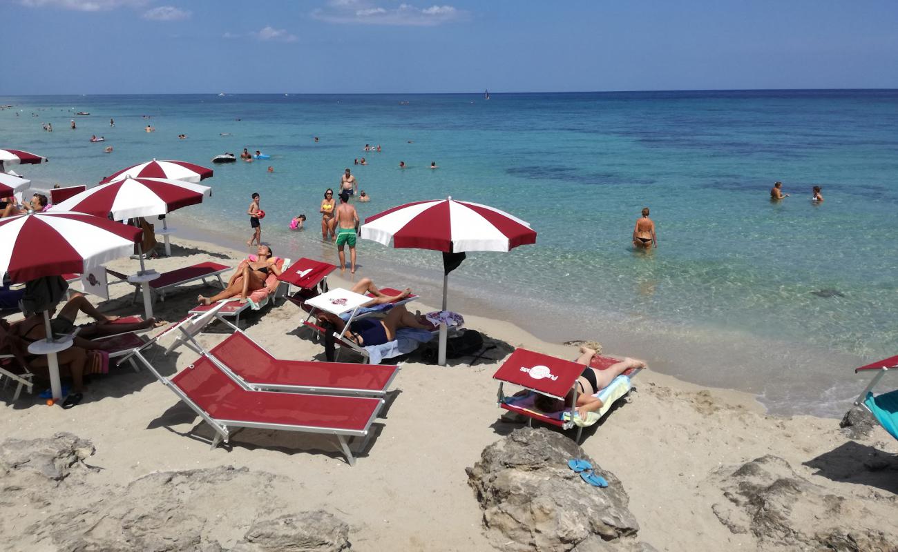 Spiaggia di Torre Specchia'in fotoğrafı parlak kum yüzey ile