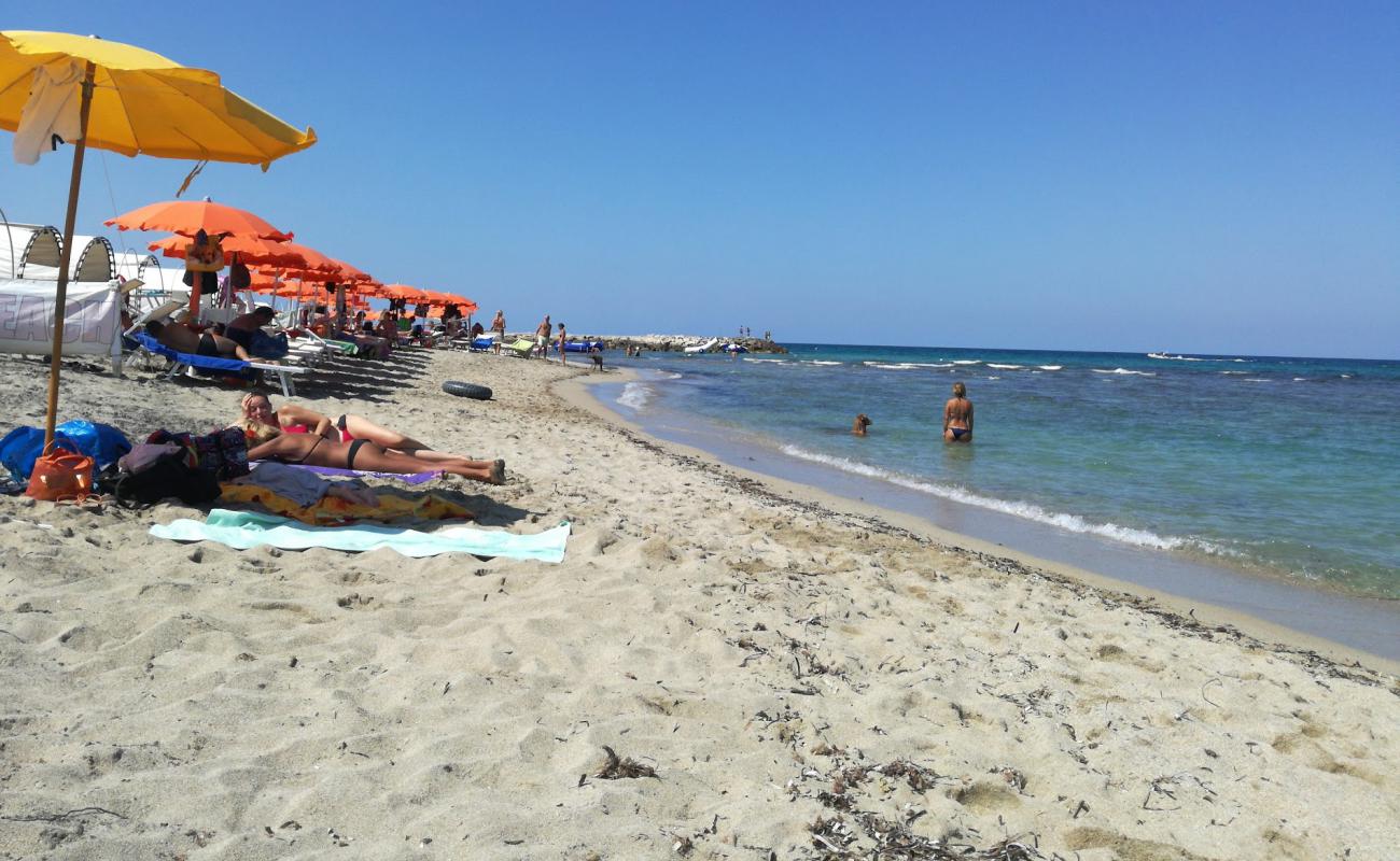 Spiaggia San Cataldo'in fotoğrafı parlak kum yüzey ile