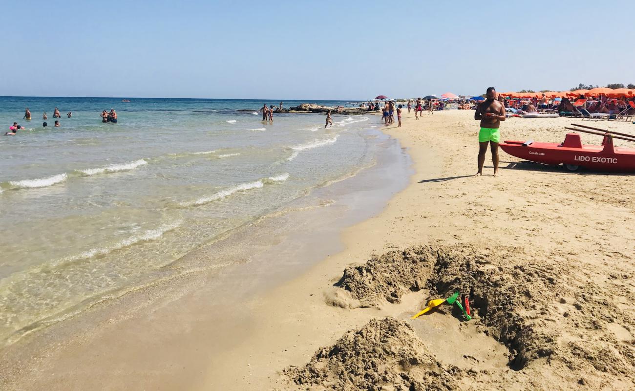 Casalabate beach II'in fotoğrafı parlak ince kum yüzey ile