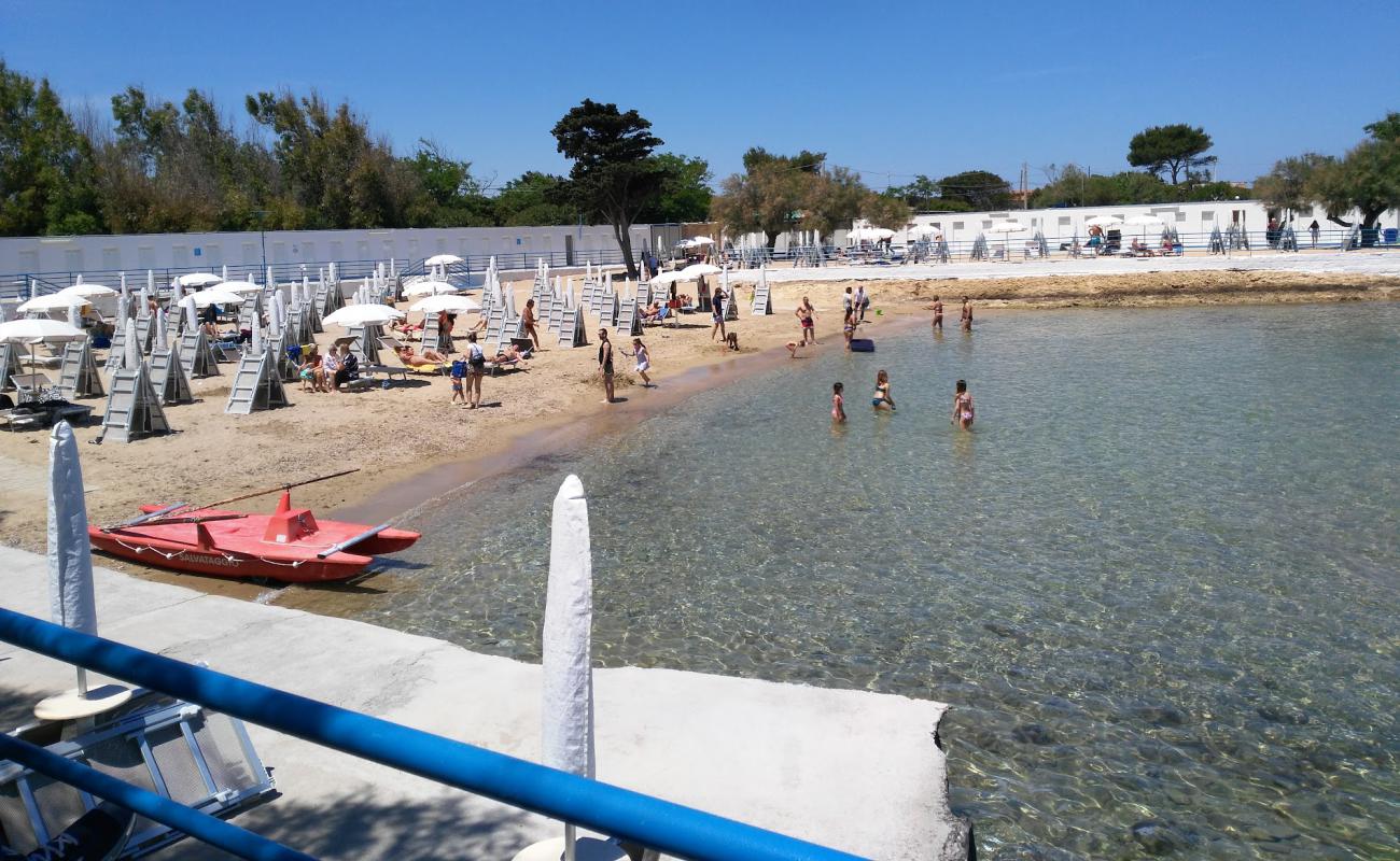 Police beach-Resort'in fotoğrafı açık bej kum yüzey ile