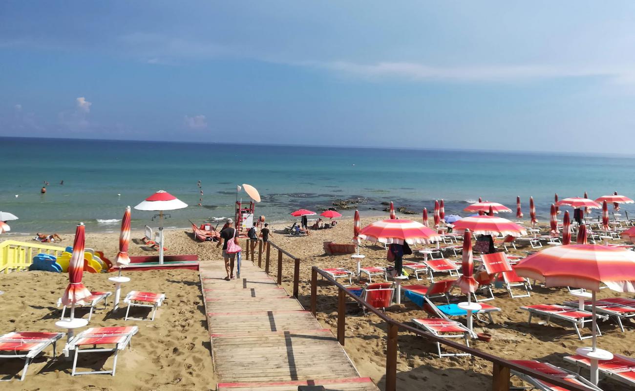 Spiaggia Via di Torre Resta'in fotoğrafı parlak ince kum yüzey ile