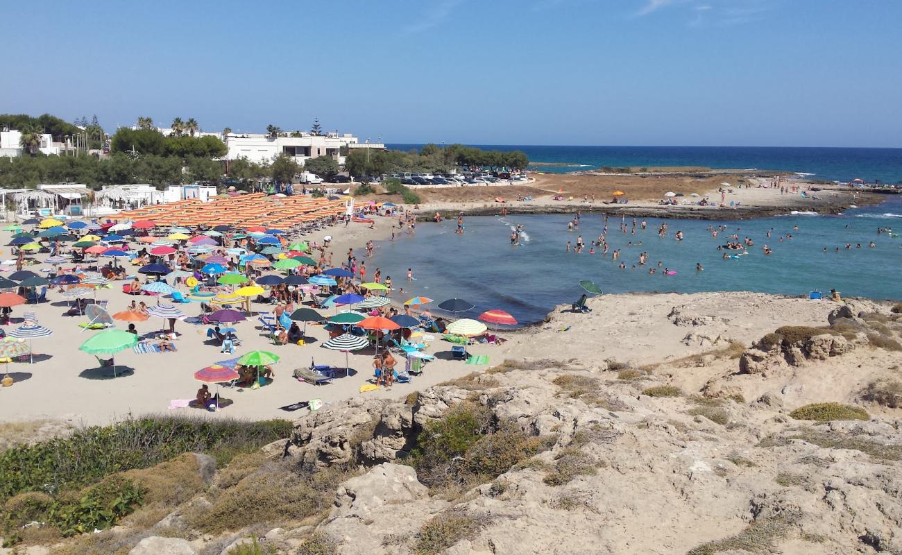 Spiaggia Mezzaluna'in fotoğrafı parlak kum yüzey ile