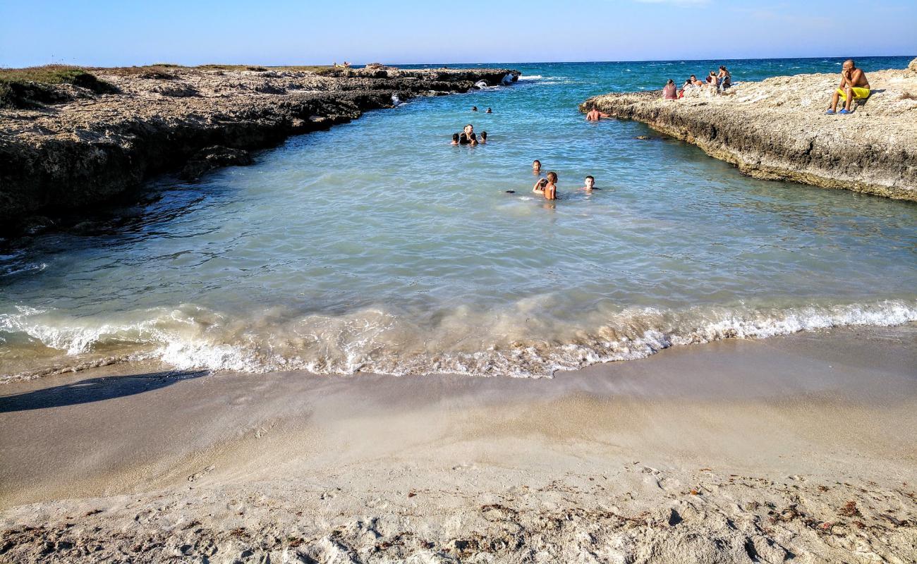 Spiaggia della Costa Merlata'in fotoğrafı açık bej kum yüzey ile