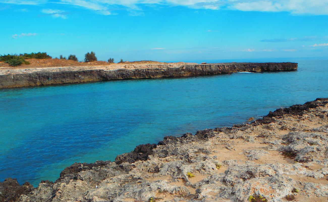 Spiaggia dei Capperi'in fotoğrafı açık bej kum yüzey ile