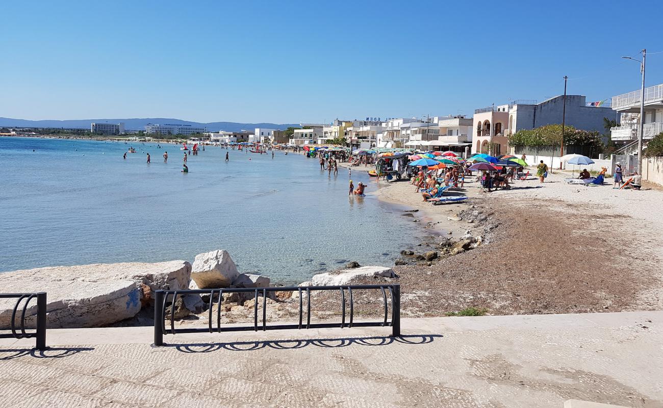 Spiaggia di Torre Canne'in fotoğrafı açık bej kum yüzey ile