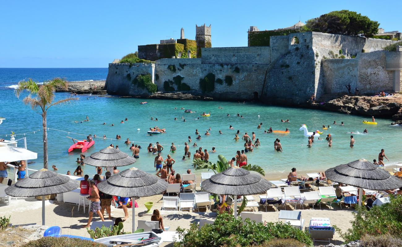 Porto Ghiacciolo beach'in fotoğrafı parlak kum yüzey ile