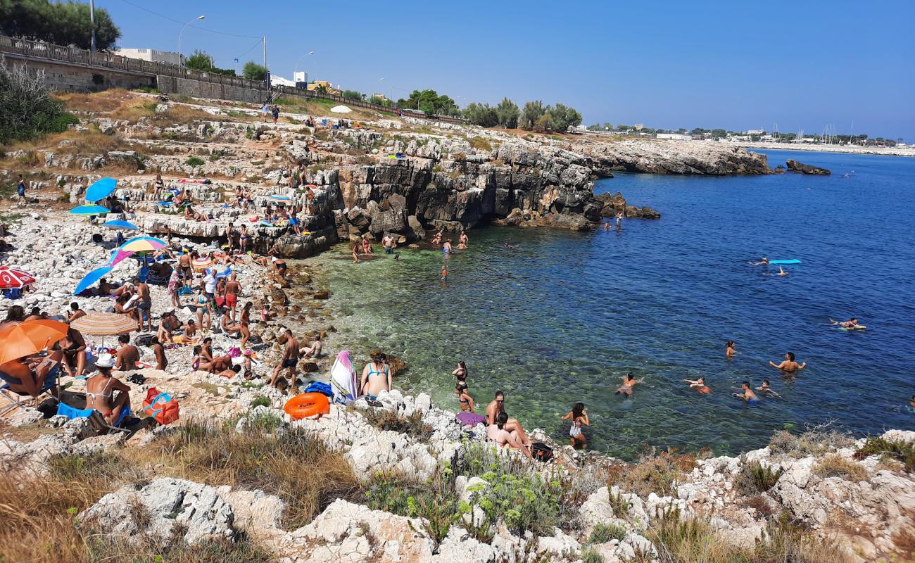 Ponte dei Lapilli beach'in fotoğrafı taşlar yüzey ile